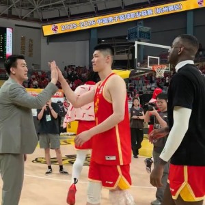 媒体人：胡金秋赛后膝盖缠着厚厚的冰袋 看起来问题不算大
